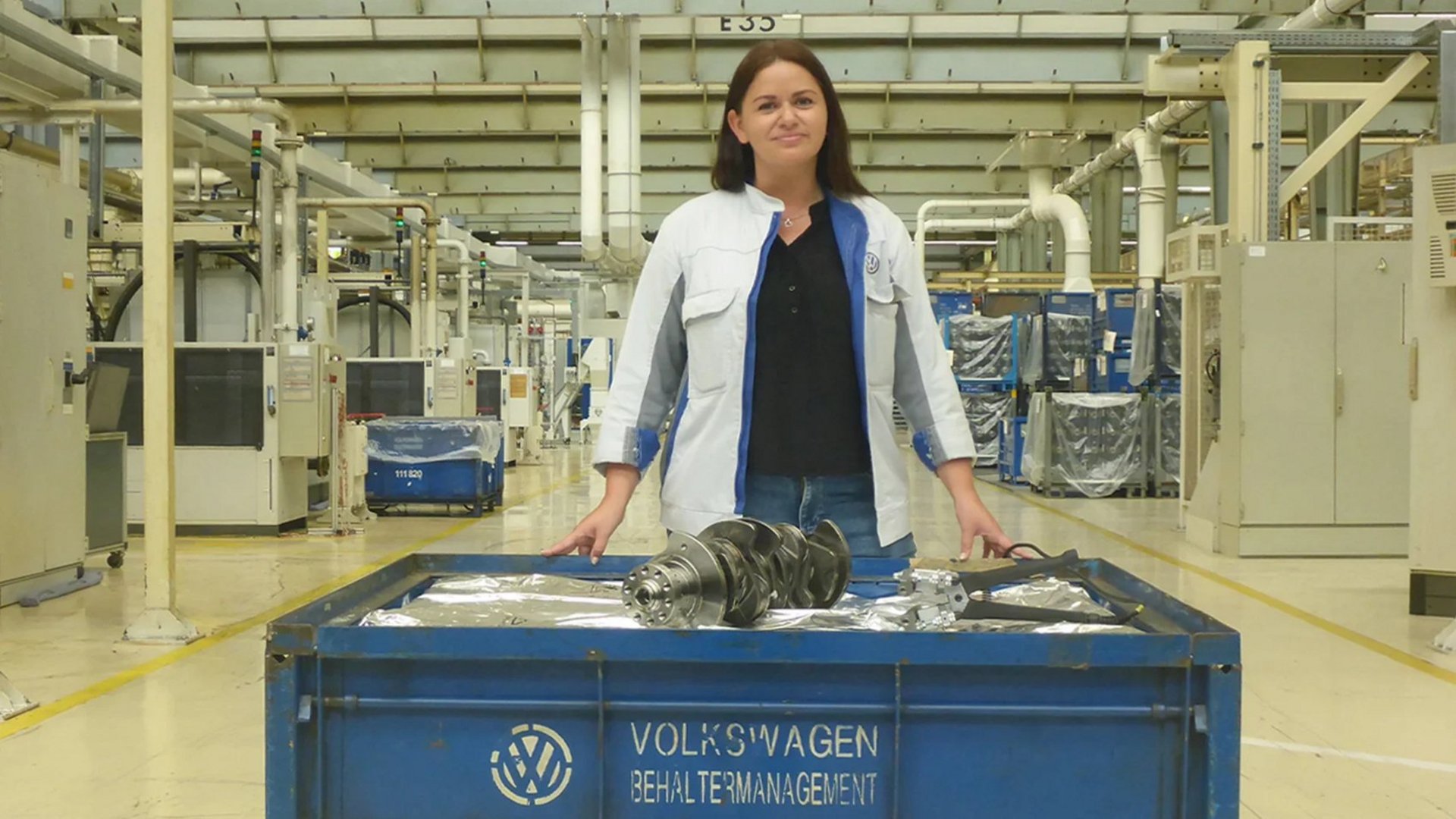 A Sra.Mirela Nowak com embalagens de armazenamento de longo prazo na VW
