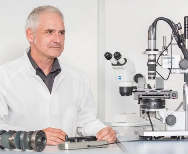 Empregado no laboratório Empregado de investigação da corrosão no laboratório