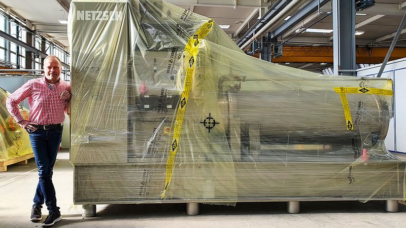 Testemunho ICB Netzsch Uma máquina envolvida em película ICB. Ao lado está Hans-Jürgen Glettner, Diretor de Operações da Netzsch-Feinmahltechnik GmbH em Selb